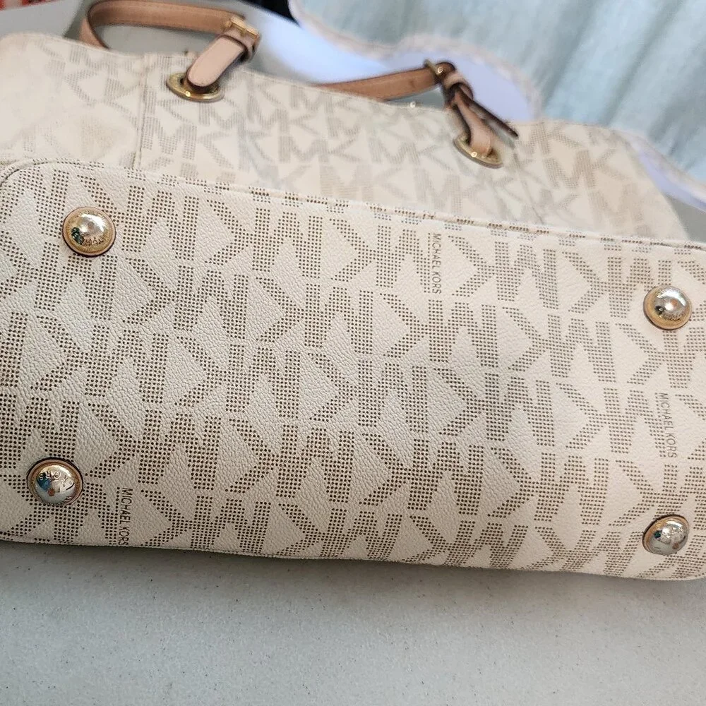 Michael Kors Handbag, Handles and Shoulder Strap